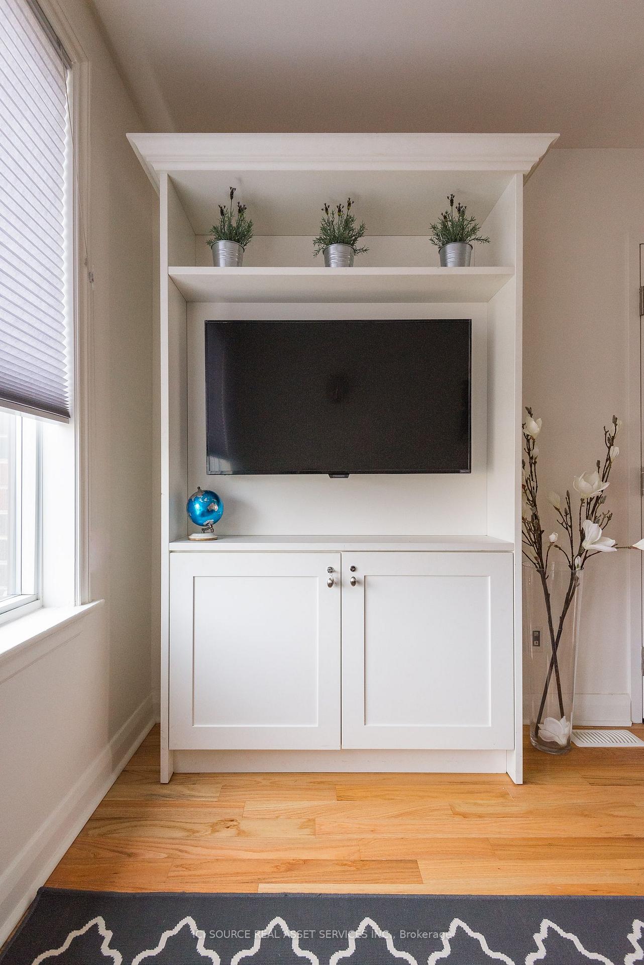 Photo 2 of Unit Main Fl, 207 Ranee Avenue, Toronto, Englemount-Lawrence — HOMEH