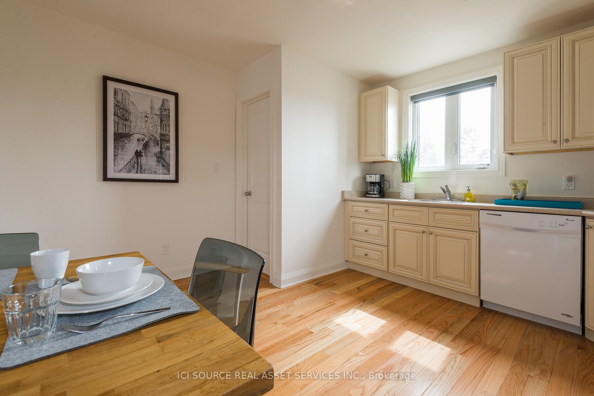 Photo 4 of Unit Main Fl, 207 Ranee Avenue, Toronto, Englemount-Lawrence — HOMEH