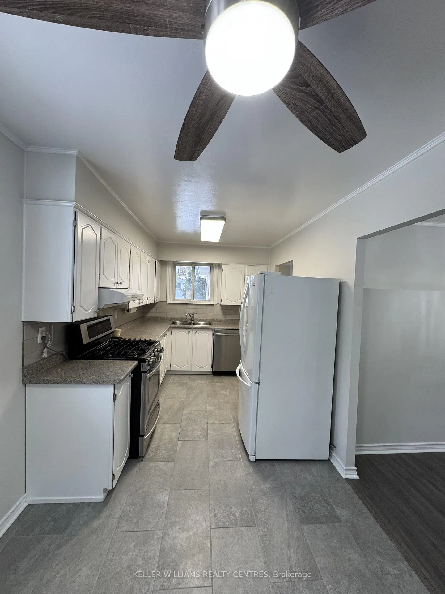 Photo 3 of Unit Main, 691 Irwin Crescent, Newmarket, Huron Heights-Leslie Valley — HOMEH
