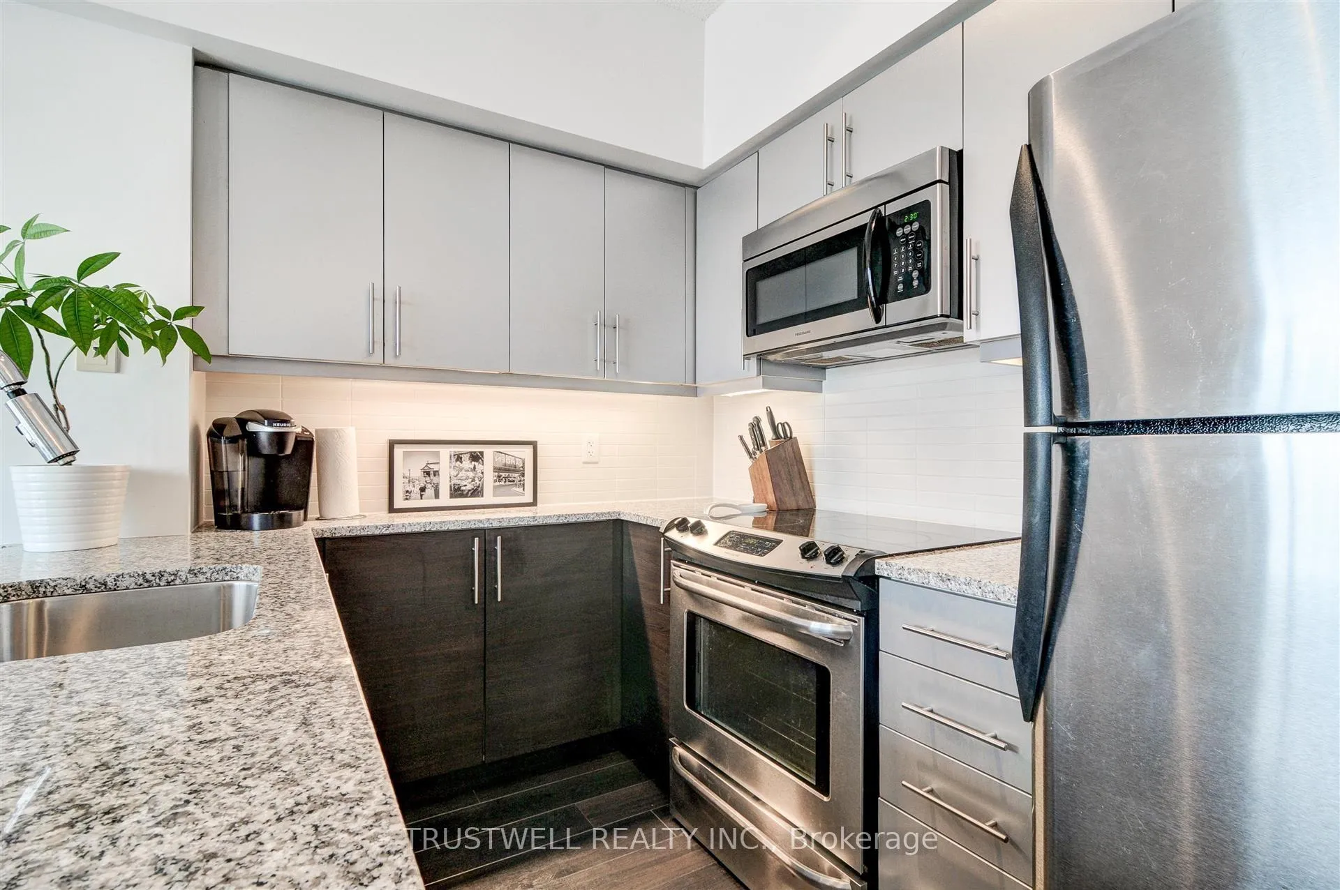 Photo 6 of Unit 1611, 83 Redpath Avenue, Toronto, Mount Pleasant West — HOMEH