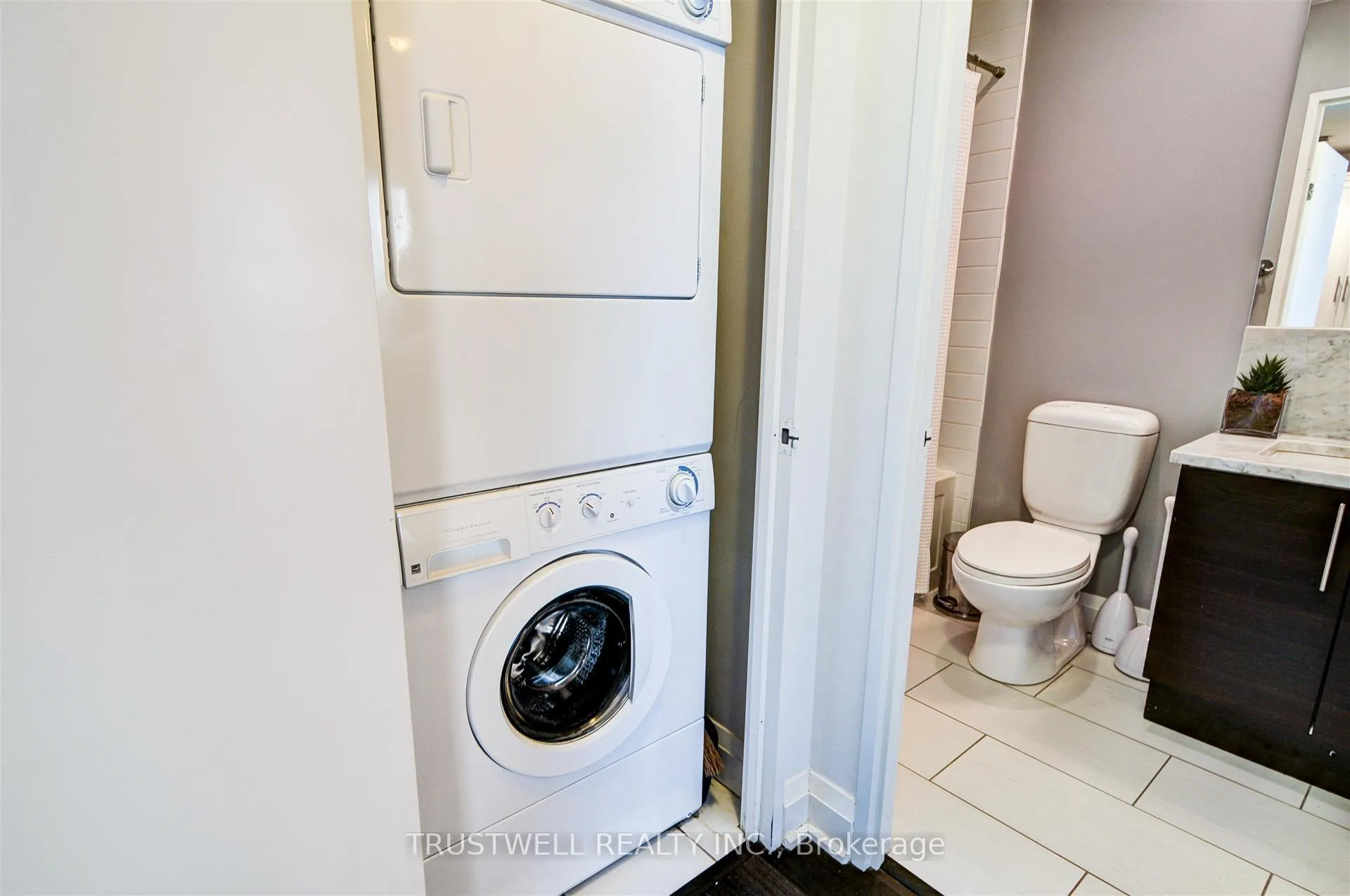 Photo 9 of Unit 1611, 83 Redpath Avenue, Toronto, Mount Pleasant West — HOMEH