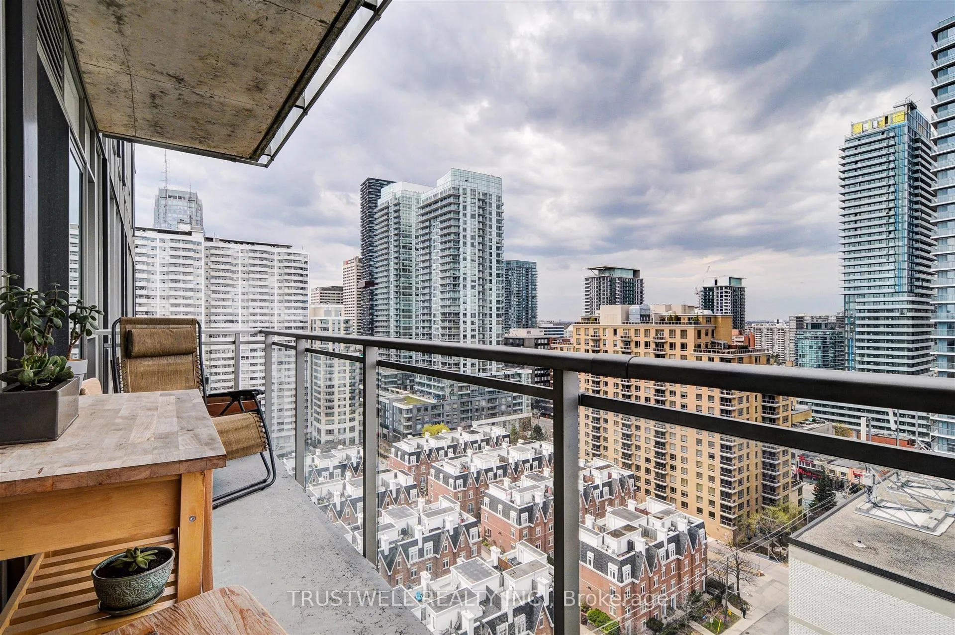 Photo 11 of Unit 1611, 83 Redpath Avenue, Toronto, Mount Pleasant West — HOMEH