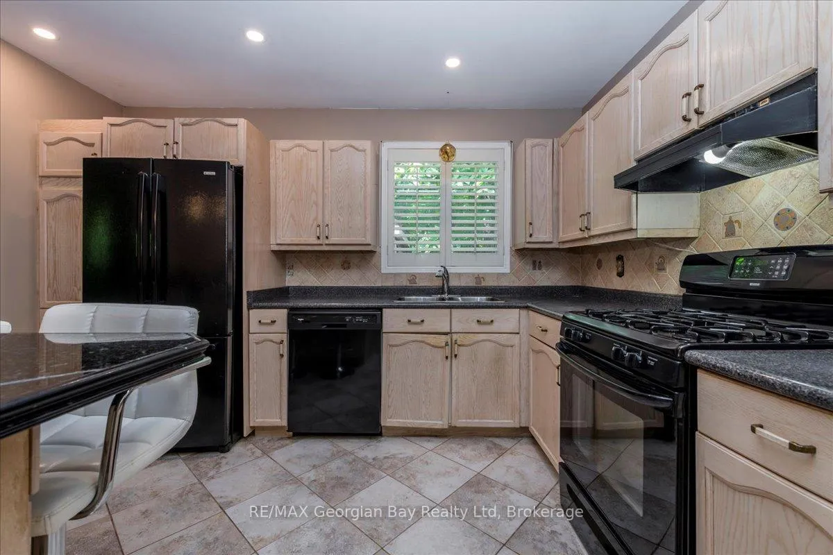 Photo 16 of 31 Lakeview Crescent, Tiny, Rural Tiny — HOMEH