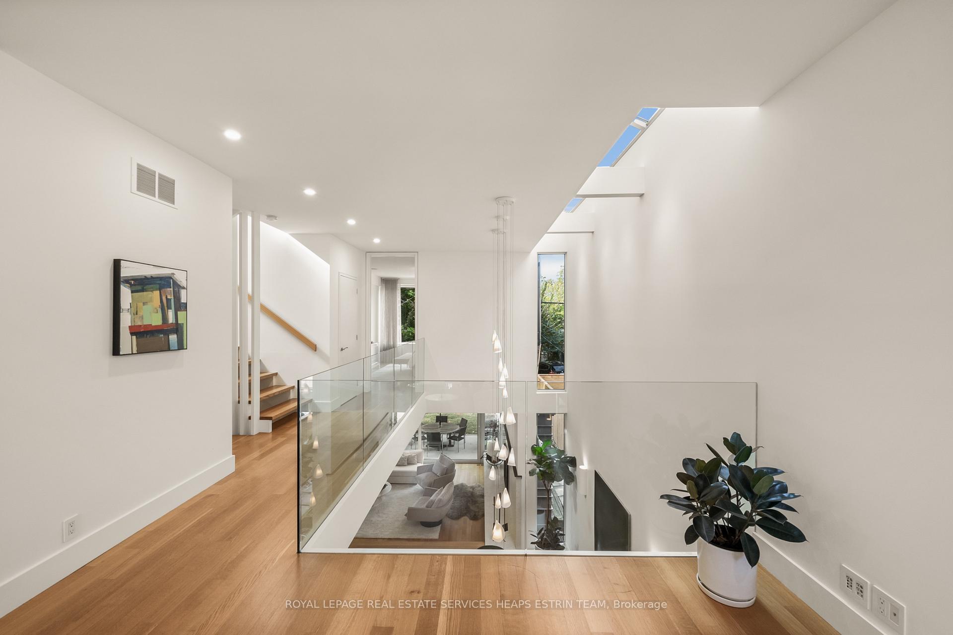 Photo 4 of 102 Robert Street, Toronto, University — HOMEH