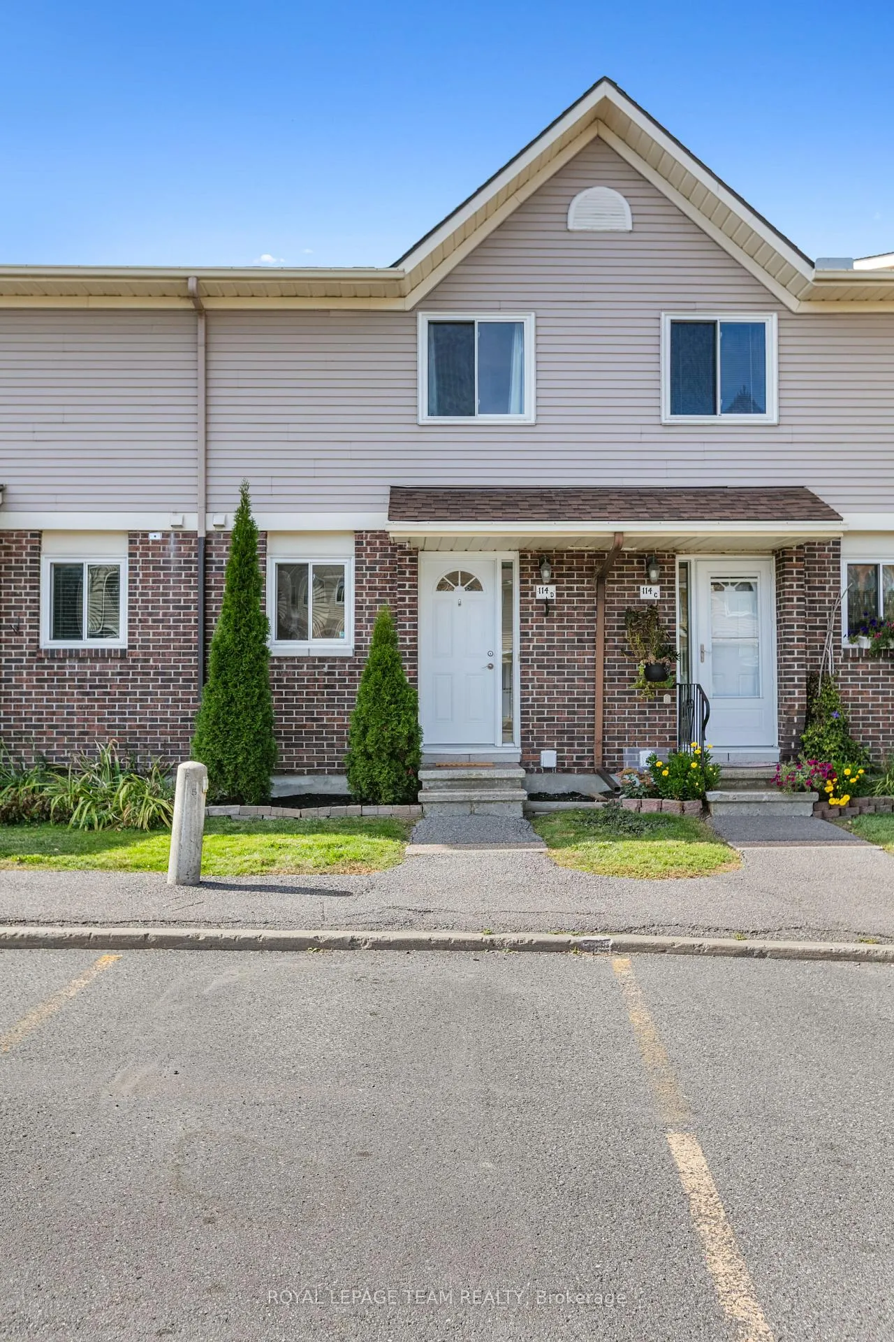 Photo 2 of Unit D, 114 Valley Stream Drive, Ottawa, Leslie Park — HOMEH