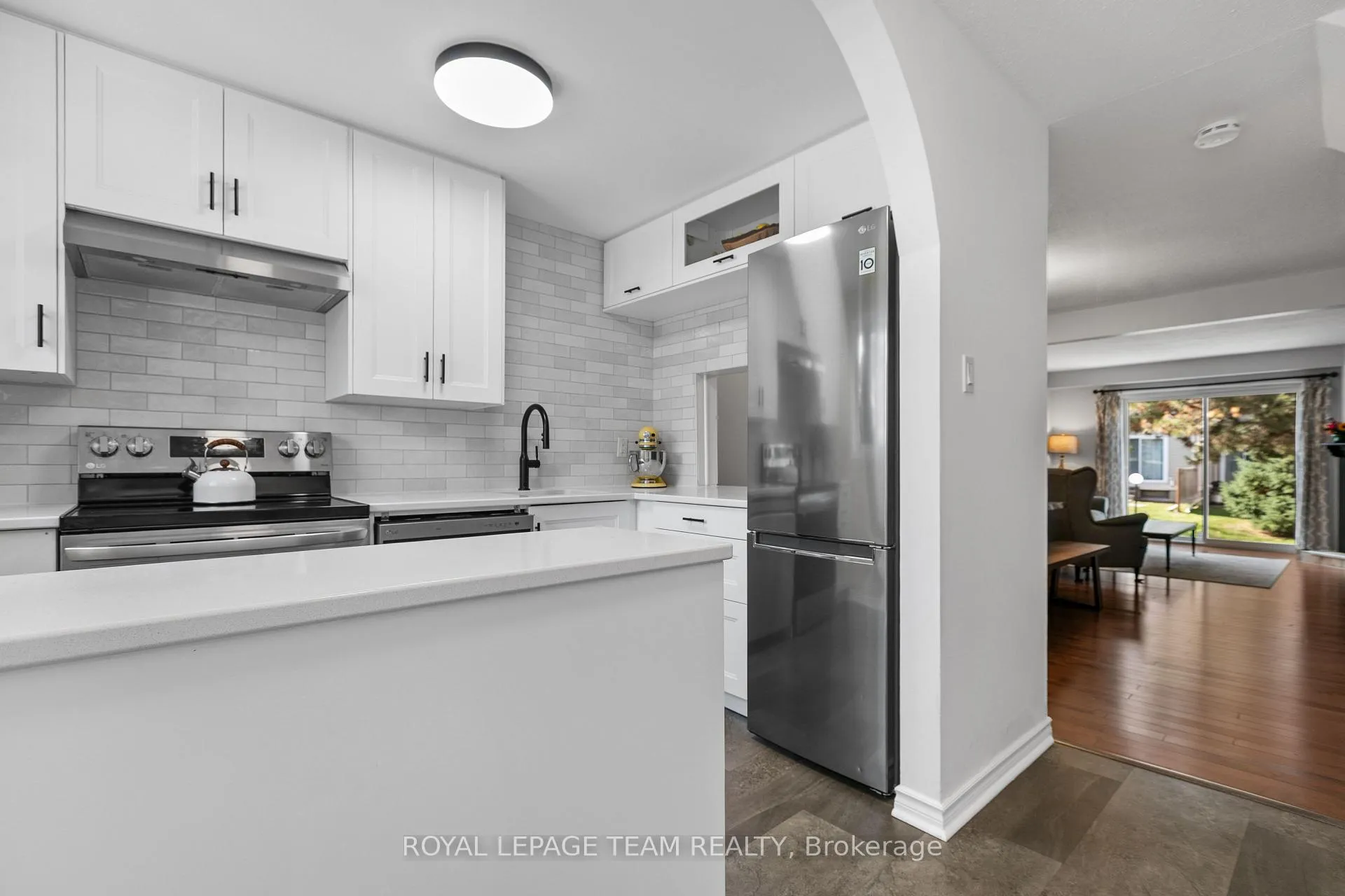 Photo 3 of Unit D, 114 Valley Stream Drive, Ottawa, Leslie Park — HOMEH
