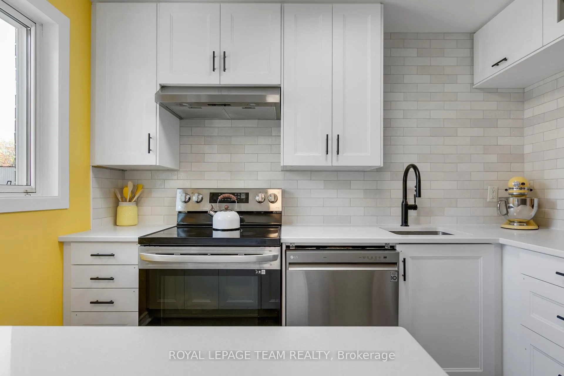 Photo 4 of Unit D, 114 Valley Stream Drive, Ottawa, Leslie Park — HOMEH