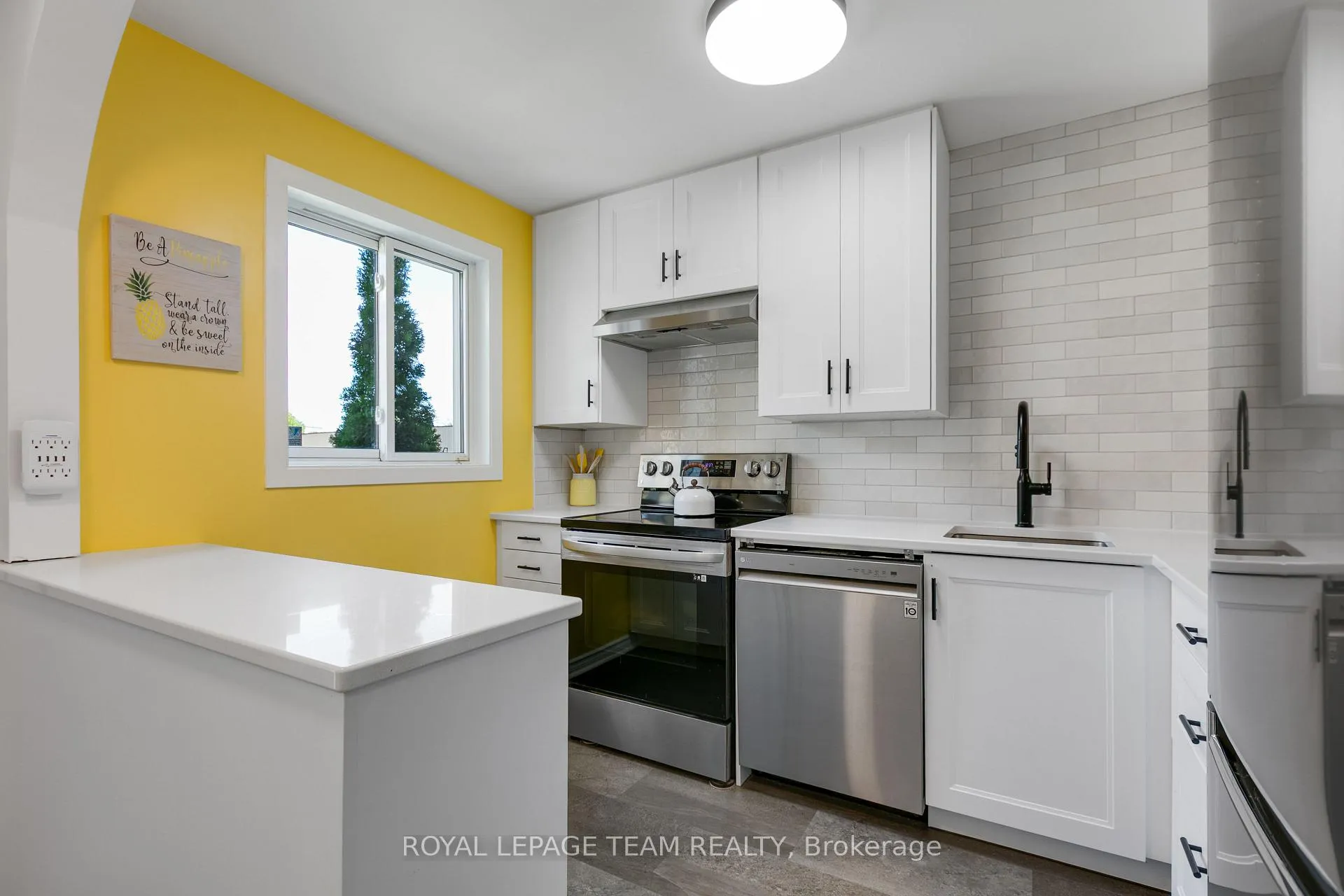 Photo 5 of Unit D, 114 Valley Stream Drive, Ottawa, Leslie Park — HOMEH