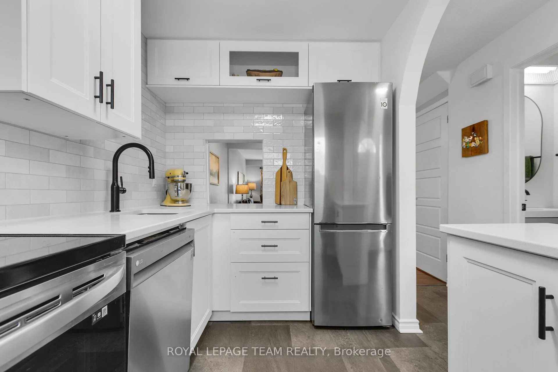 Photo 6 of Unit D, 114 Valley Stream Drive, Ottawa, Leslie Park — HOMEH