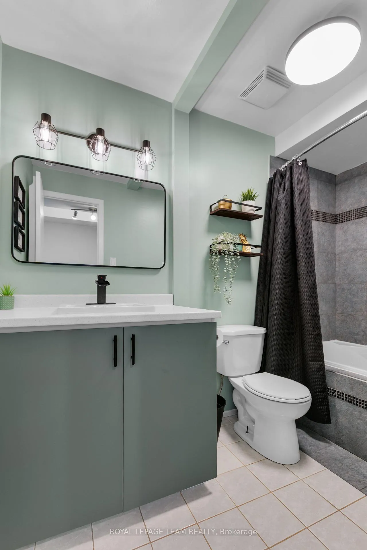 Photo 12 of Unit D, 114 Valley Stream Drive, Ottawa, Leslie Park — HOMEH
