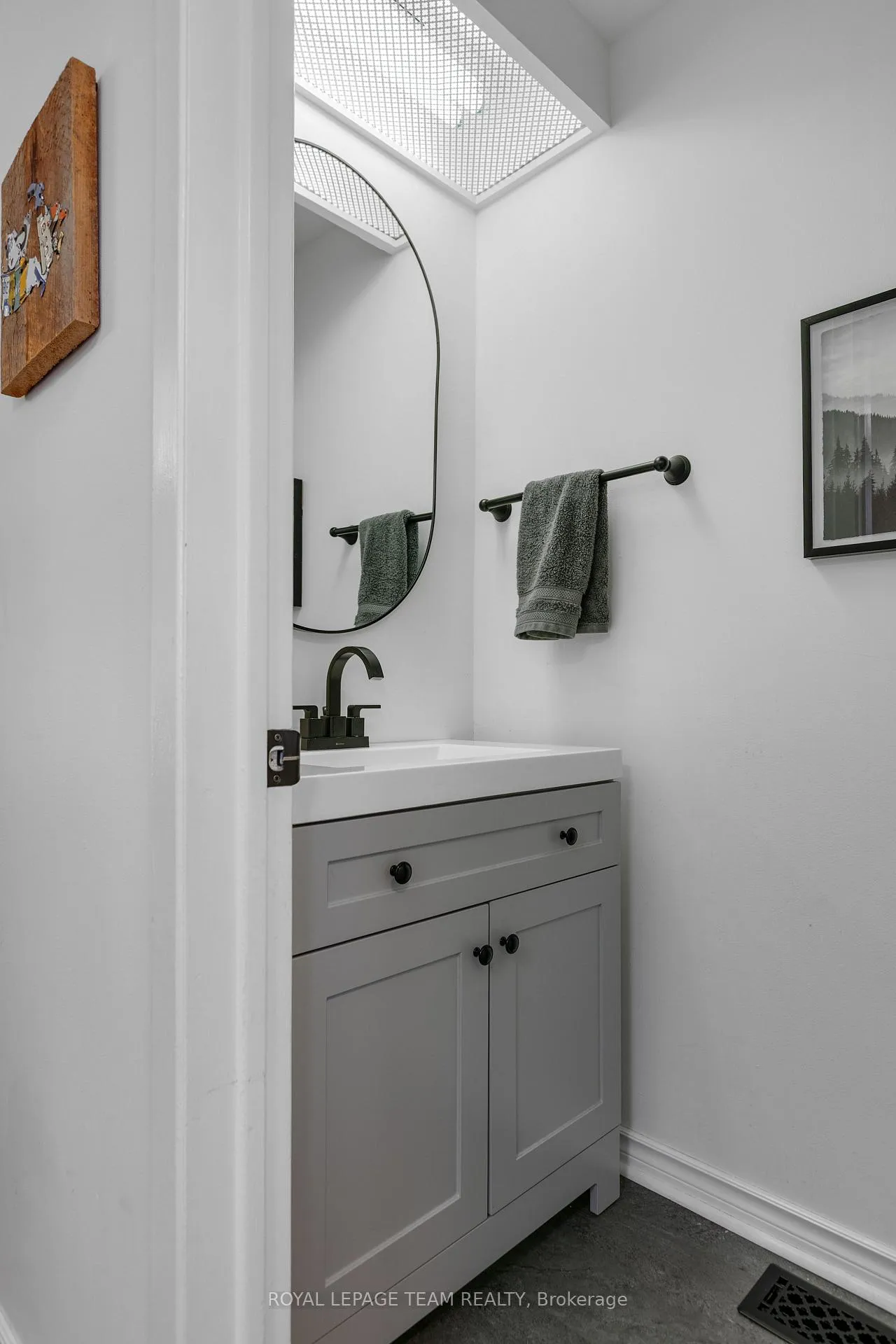 Photo 13 of Unit D, 114 Valley Stream Drive, Ottawa, Leslie Park — HOMEH