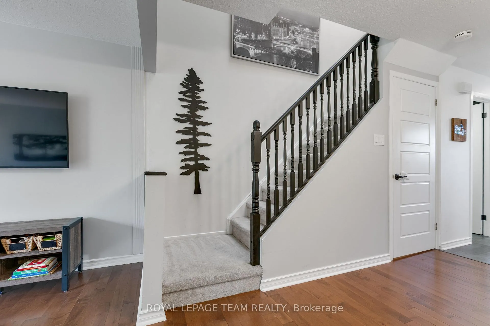 Photo 14 of Unit D, 114 Valley Stream Drive, Ottawa, Leslie Park — HOMEH