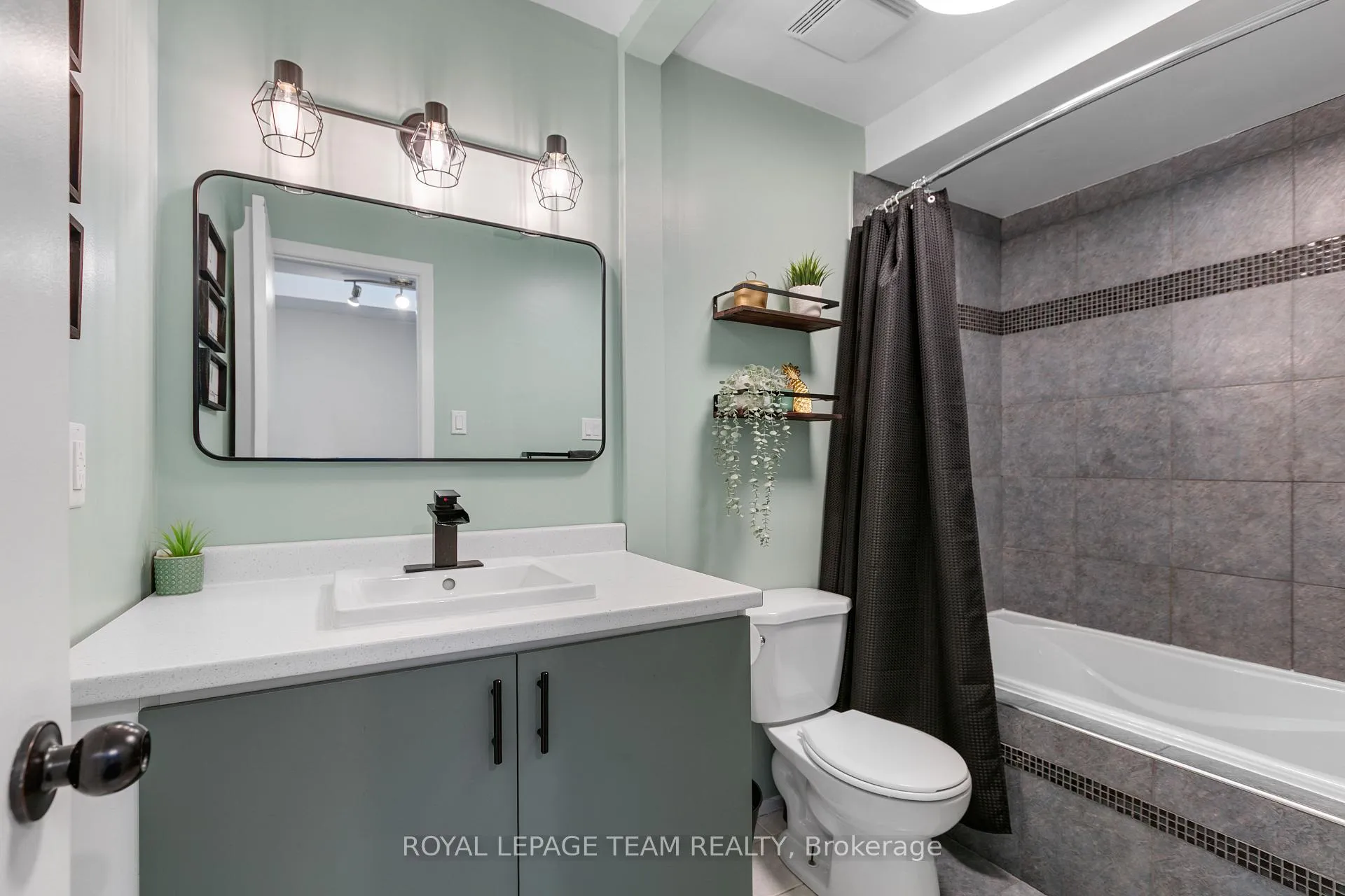 Photo 23 of Unit D, 114 Valley Stream Drive, Ottawa, Leslie Park — HOMEH