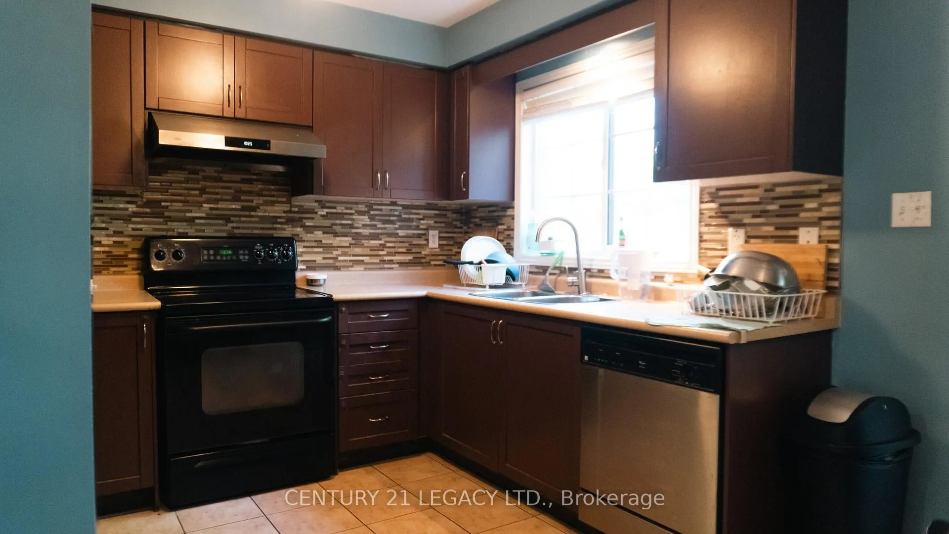 Photo 12 of 25 Revelstoke Place, Brampton, Sandringham-Wellington — HOMEH