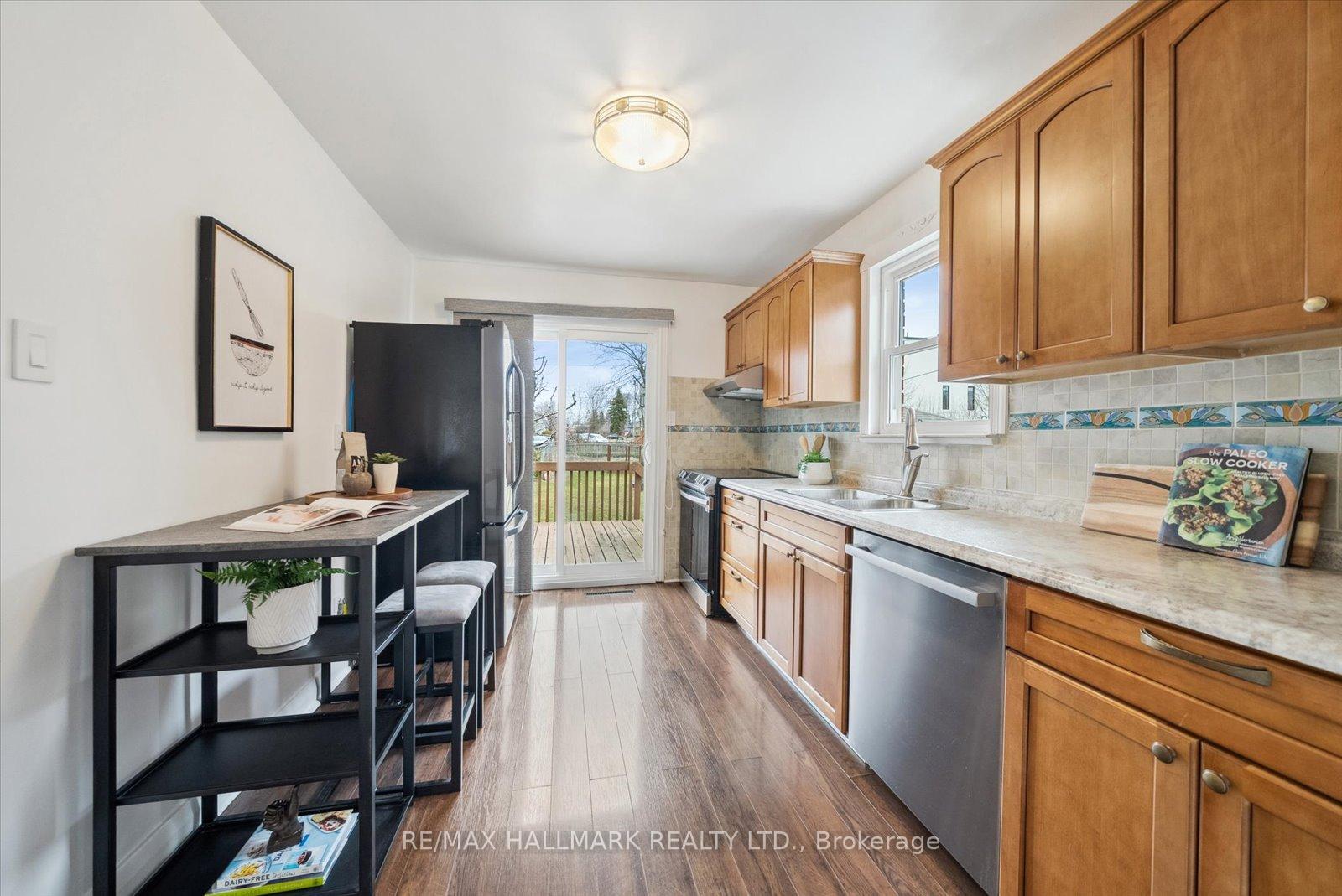 Photo 12 of 17 Marsh Road, Scarborough, Clairlea-Birchmount — HOMEH