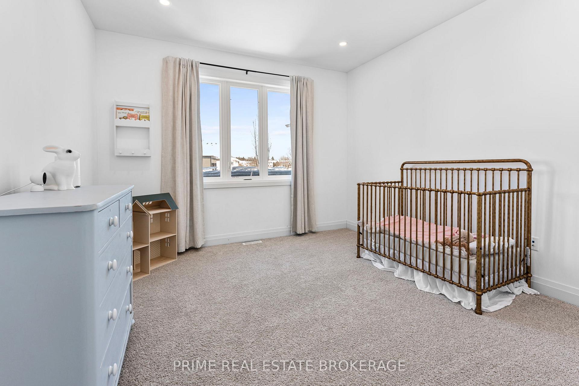 Photo 3 of 156 Ridge Street, Strathroy-Caradoc, SW — HOMEH