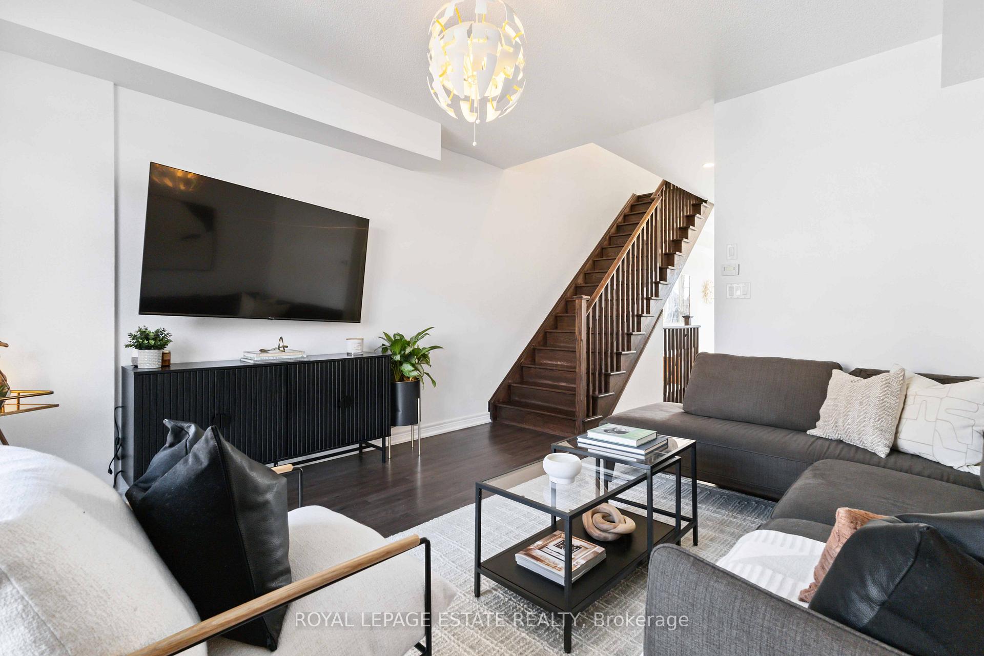Photo 3 of 30 Belanger Crescent, Scarborough, Clairlea-Birchmount — HOMEH
