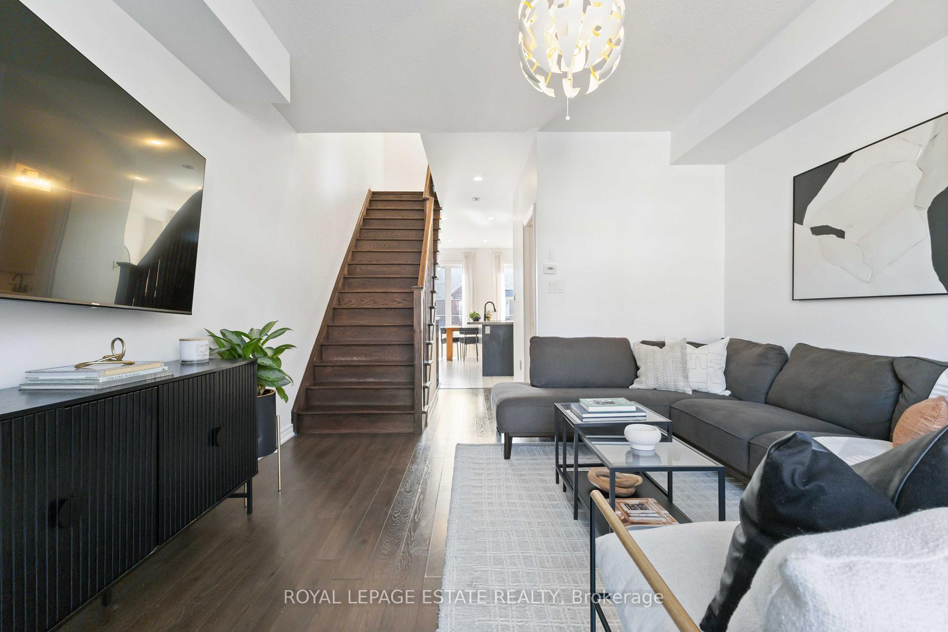 Photo 4 of 30 Belanger Crescent, Scarborough, Clairlea-Birchmount — HOMEH