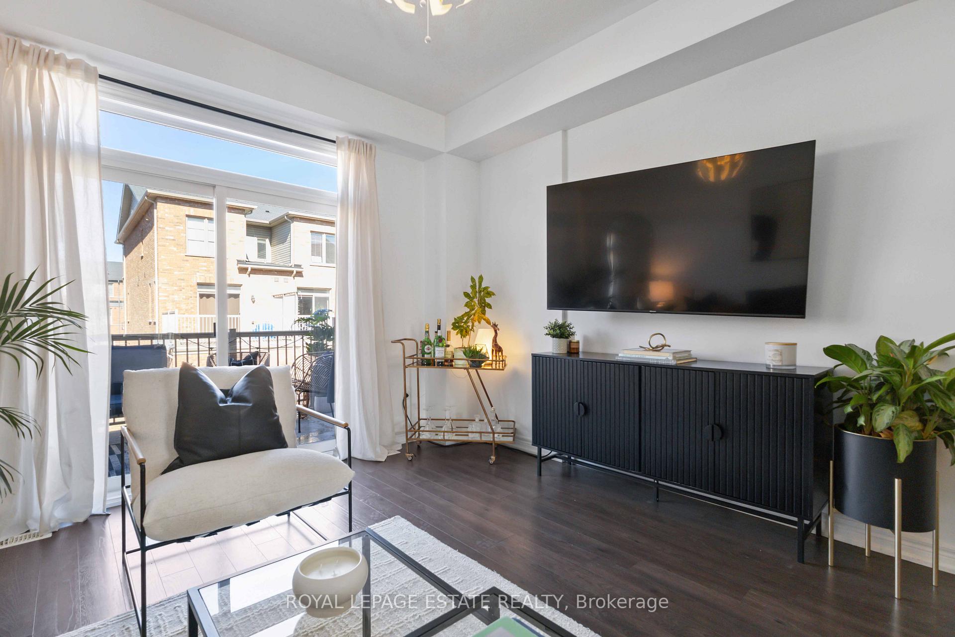 Photo 5 of 30 Belanger Crescent, Scarborough, Clairlea-Birchmount — HOMEH