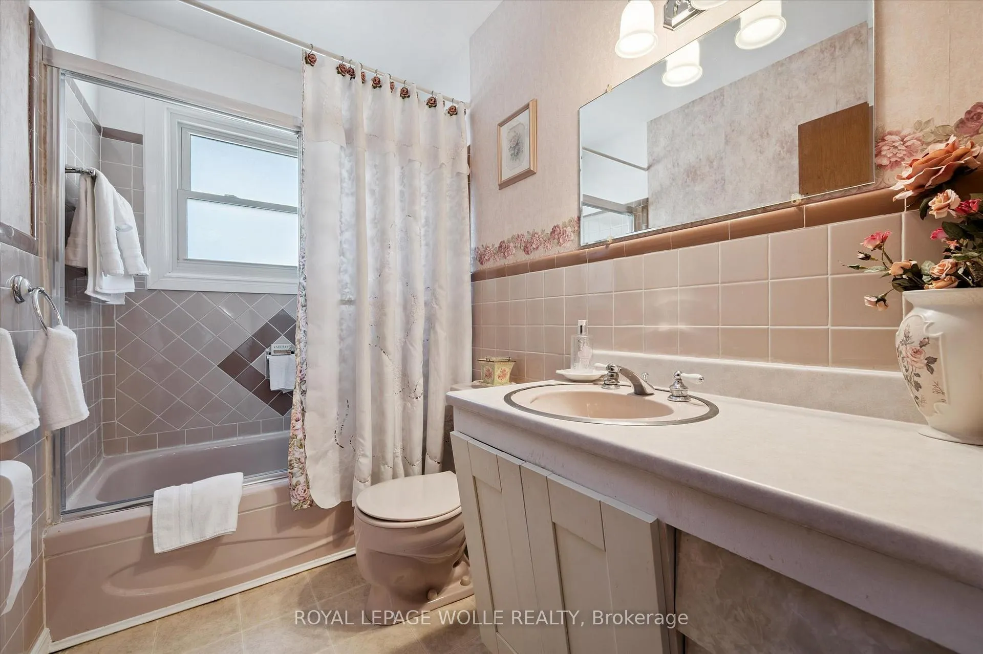 Photo 15 of 136 Fairway Road N, Kitchener — HOMEH