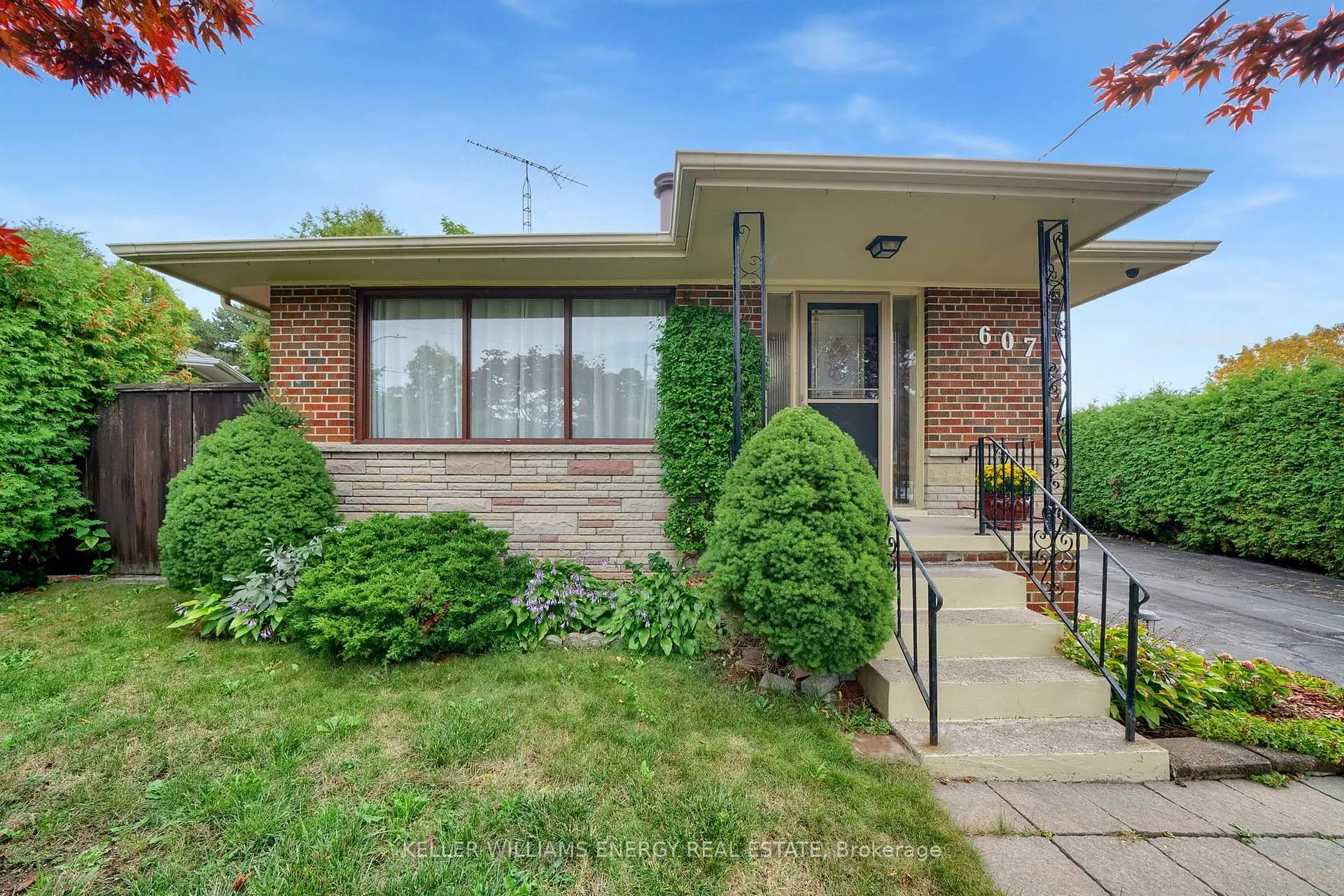 Front of 607 Newman Crescent
