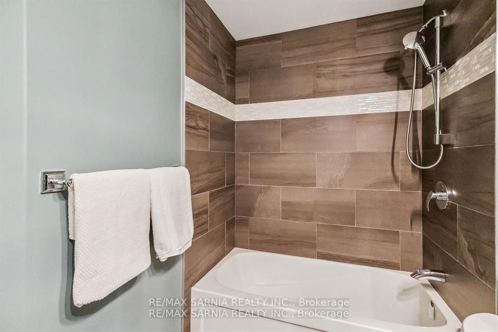Photo 17 of 428 Darcy Drive, Strathroy-Caradoc, NE — HOMEH