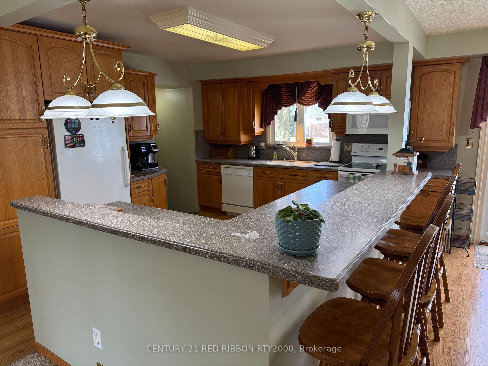 Photo 4 of 334 Helen Drive, Strathroy-Caradoc, NW — HOMEH