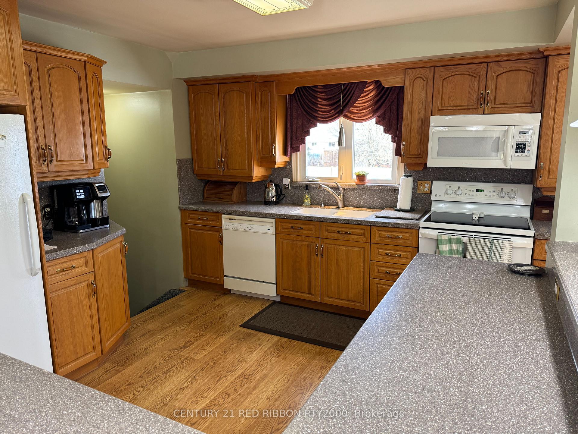 Photo 5 of 334 Helen Drive, Strathroy-Caradoc, NW — HOMEH