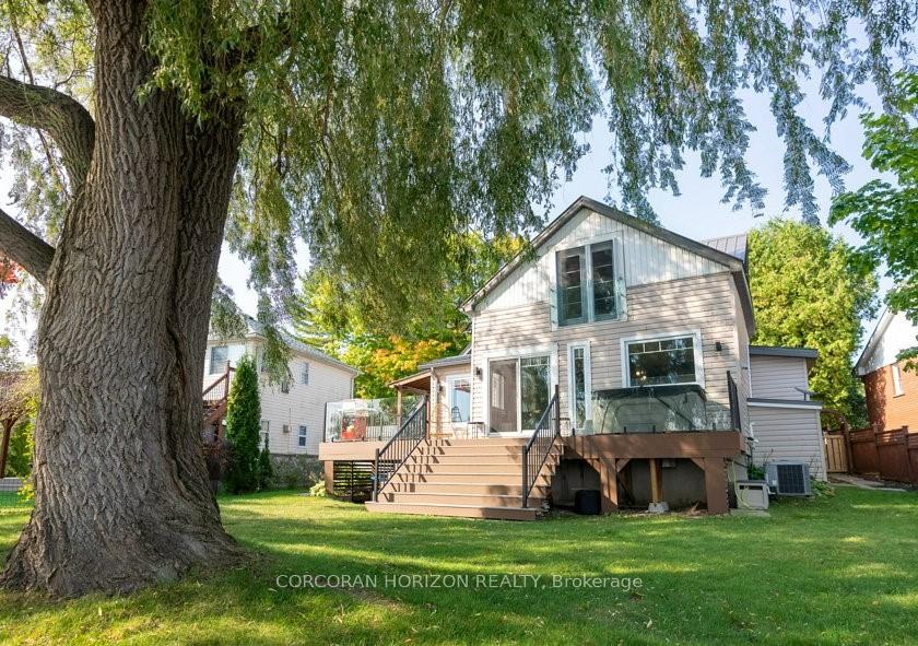 Front of 280 Robins Point Road W