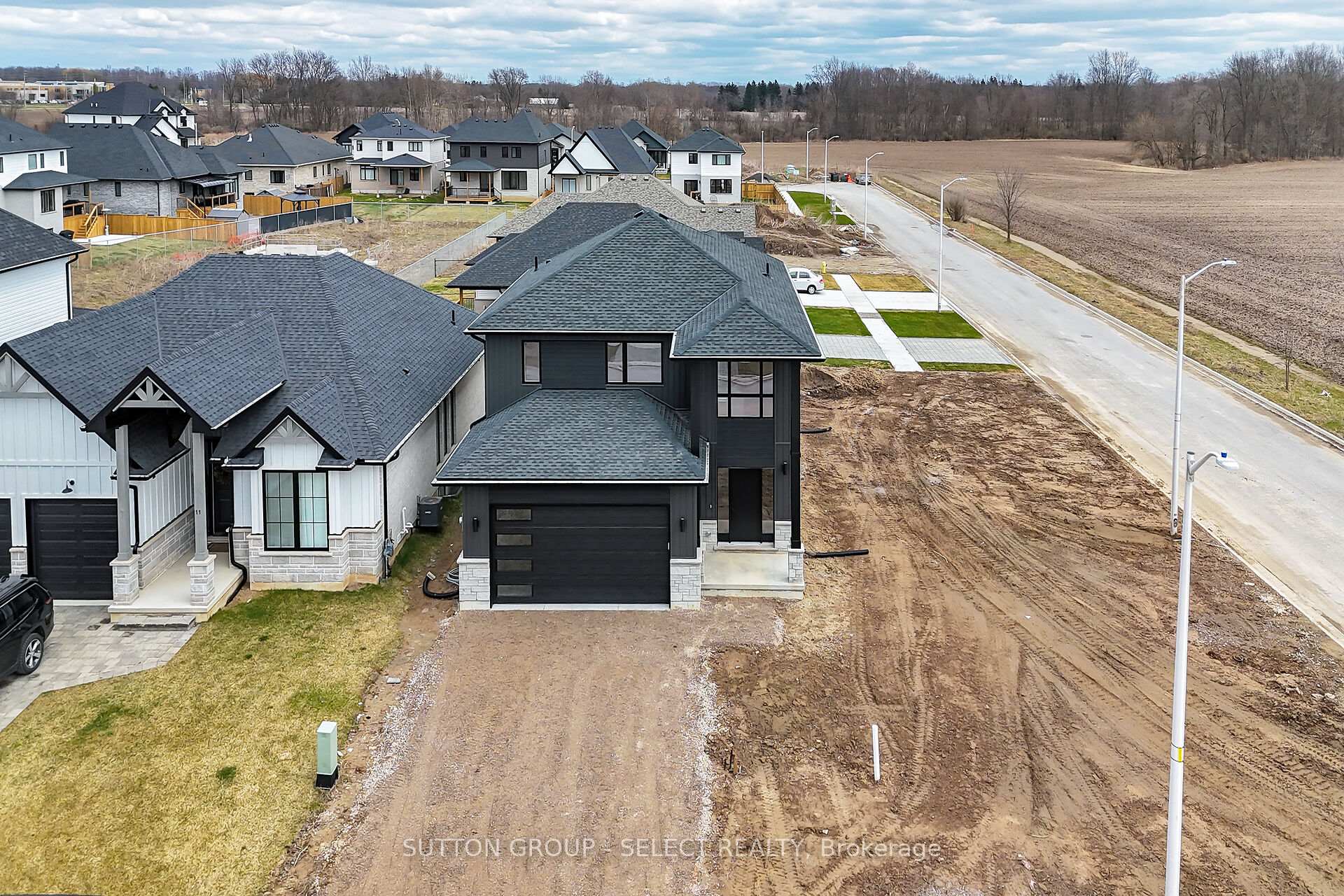 Photo 39 of 9 Briscoe Crescent, Strathroy-Caradoc, NE — HOMEH