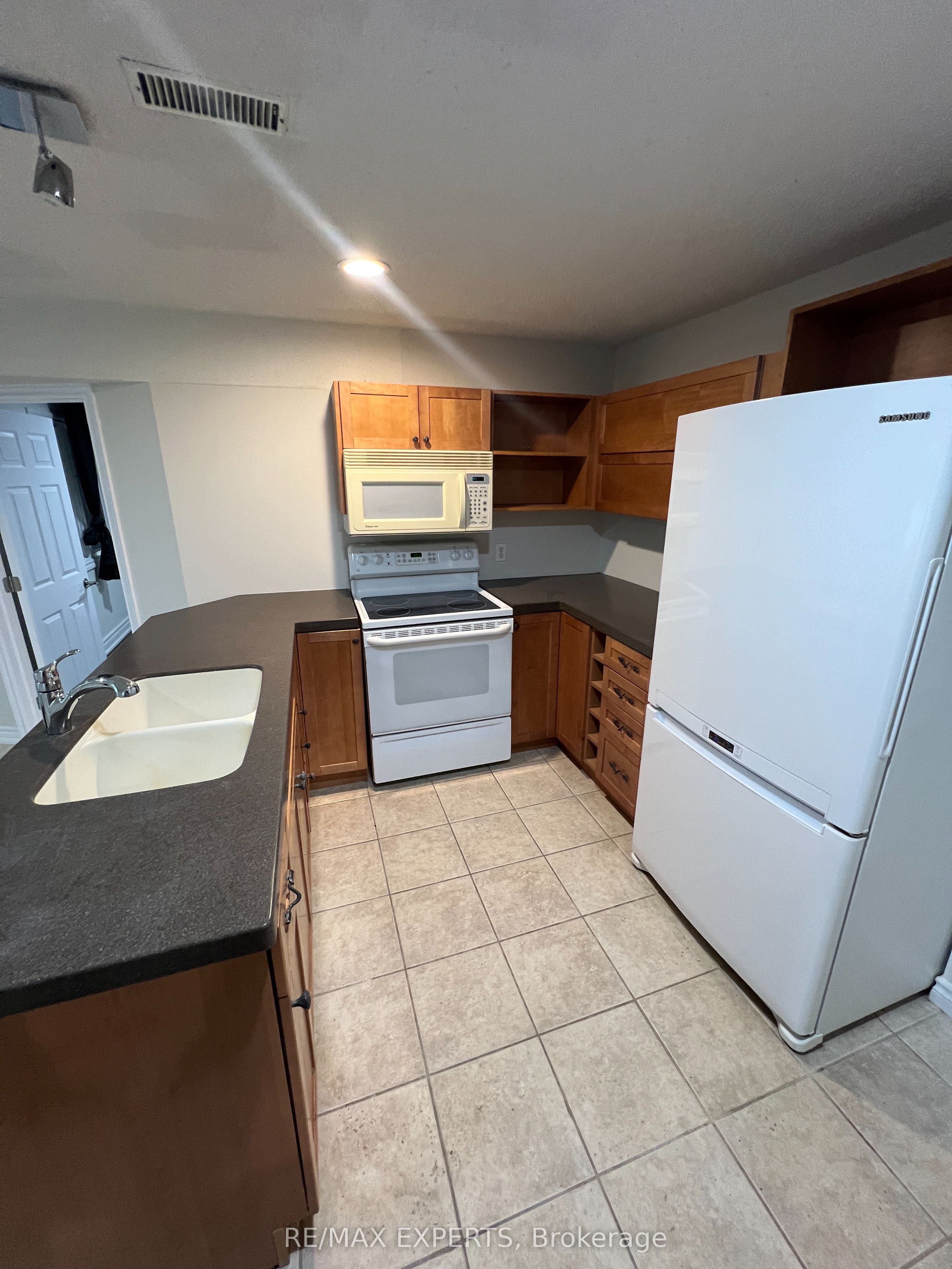 Photo 19 of 9 Templeton Crescent, Barrie, Letitia Heights — HOMEH