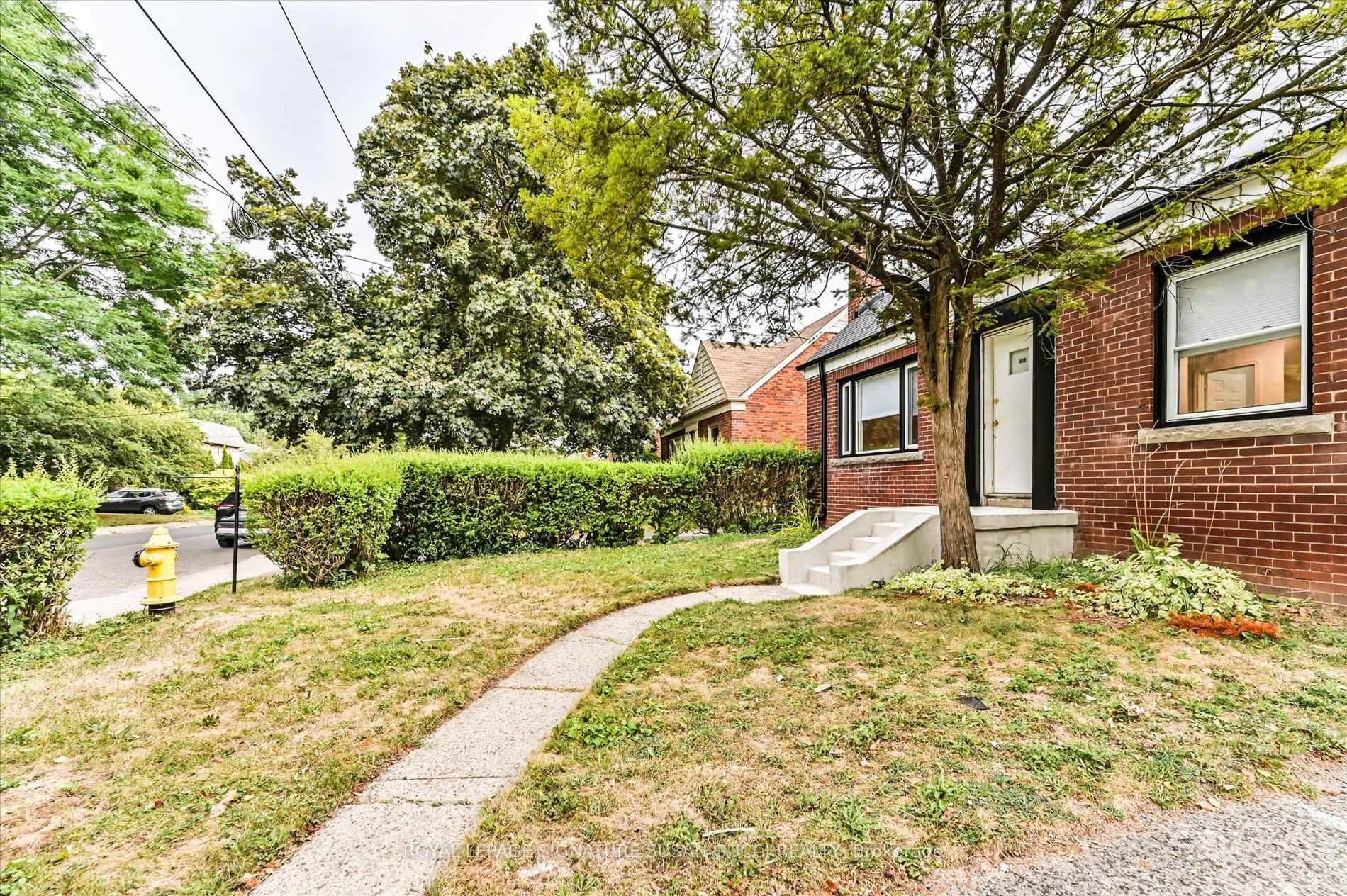 Photo 3 of 19 Plaxton Drive, Toronto, O'Connor-Parkview — HOMEH