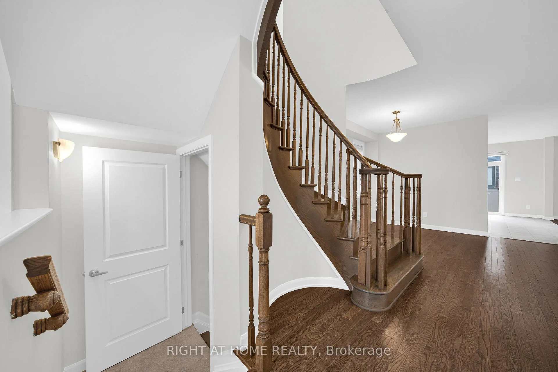 Photo 4 of 366 Cloyne Crescent, Ottawa, Barrhaven - Half Moon Bay — HOMEH