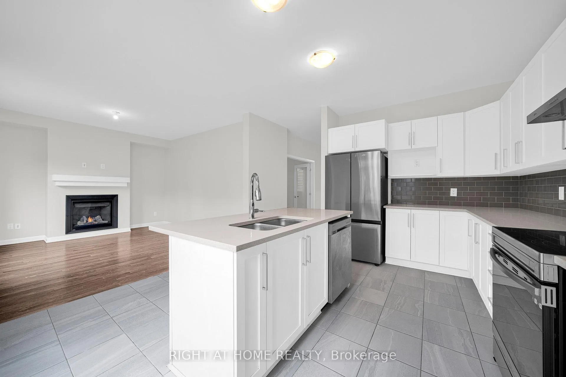 Photo 10 of 366 Cloyne Crescent, Ottawa, Barrhaven - Half Moon Bay — HOMEH