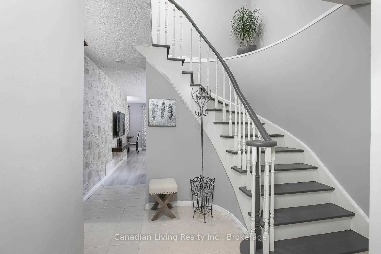 Photo 3 of 163 Lichen Crescent, Oshawa, McLaughlin — HOMEH