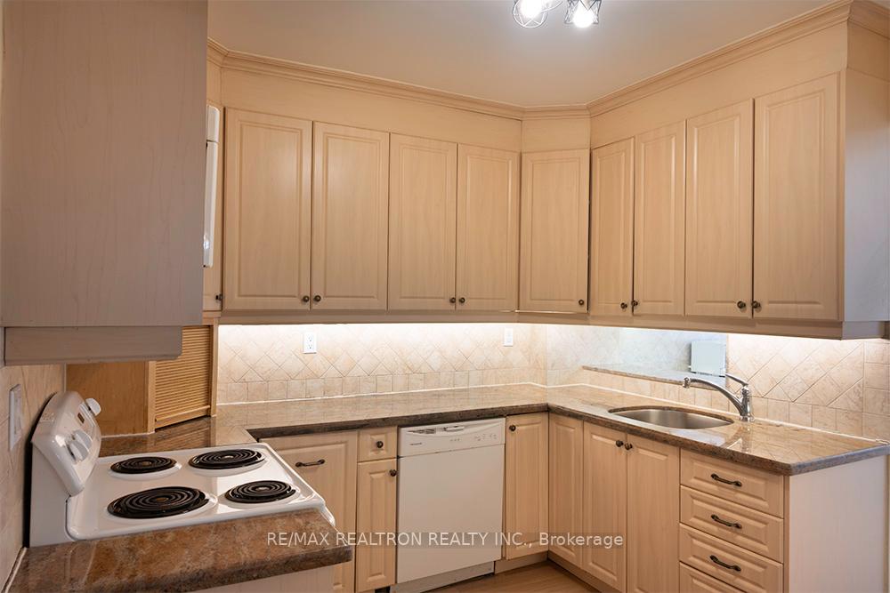 Photo 7 of 57 Regina Avenue, Toronto, Englemount-Lawrence — HOMEH