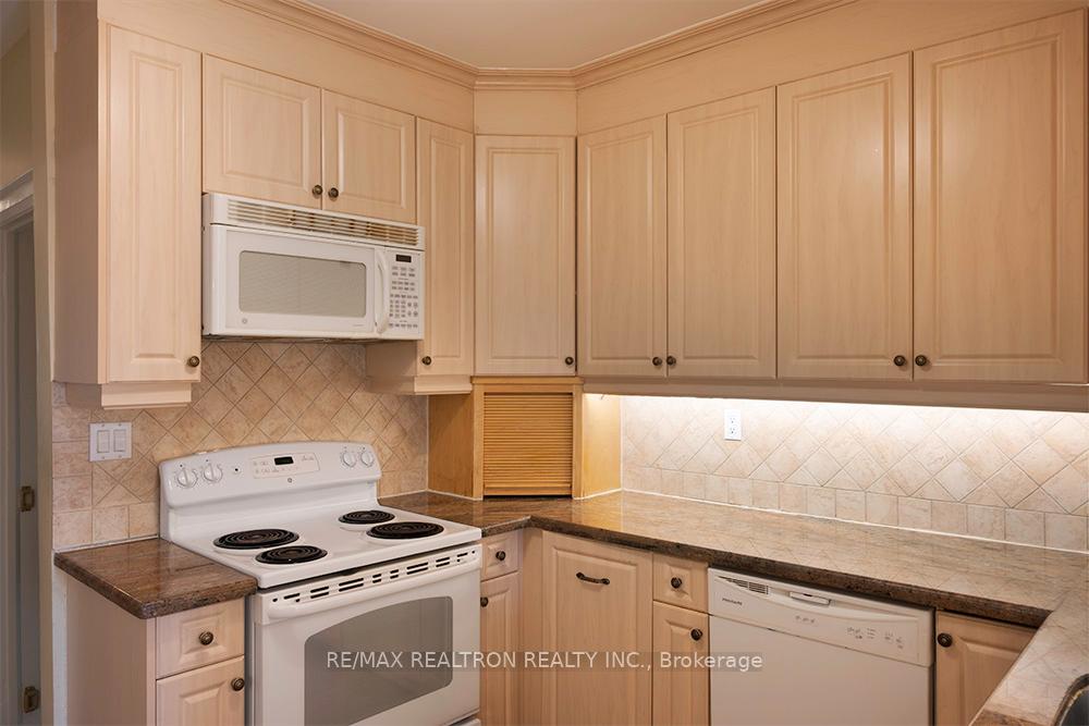 Photo 8 of 57 Regina Avenue, Toronto, Englemount-Lawrence — HOMEH