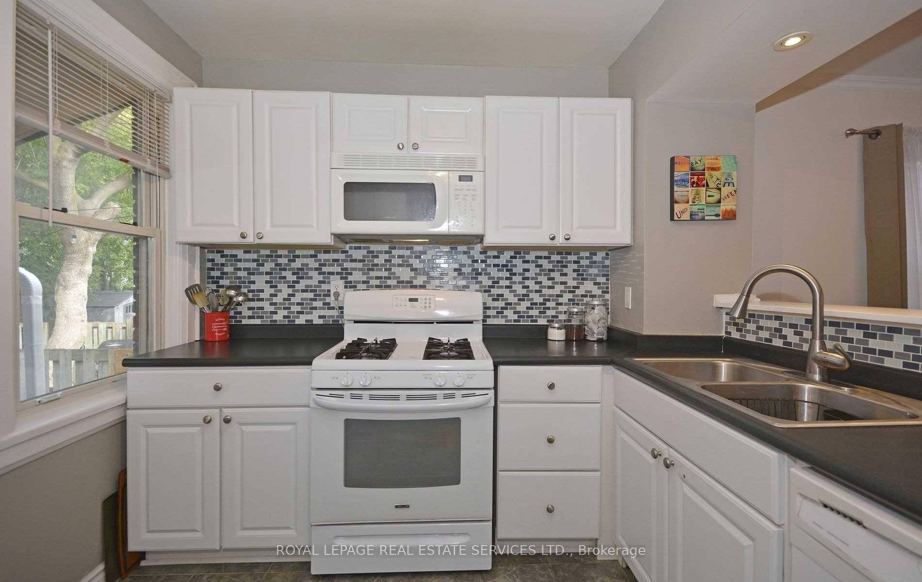 Photo 10 of 74 Oakcrest Avenue, Toronto, East End-Danforth — HOMEH