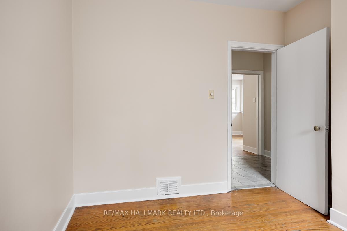 Photo 17 of 16 Glen Davis Crescent, Toronto, East End-Danforth — HOMEH