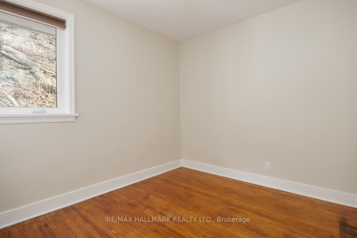 Photo 18 of 16 Glen Davis Crescent, Toronto, East End-Danforth — HOMEH