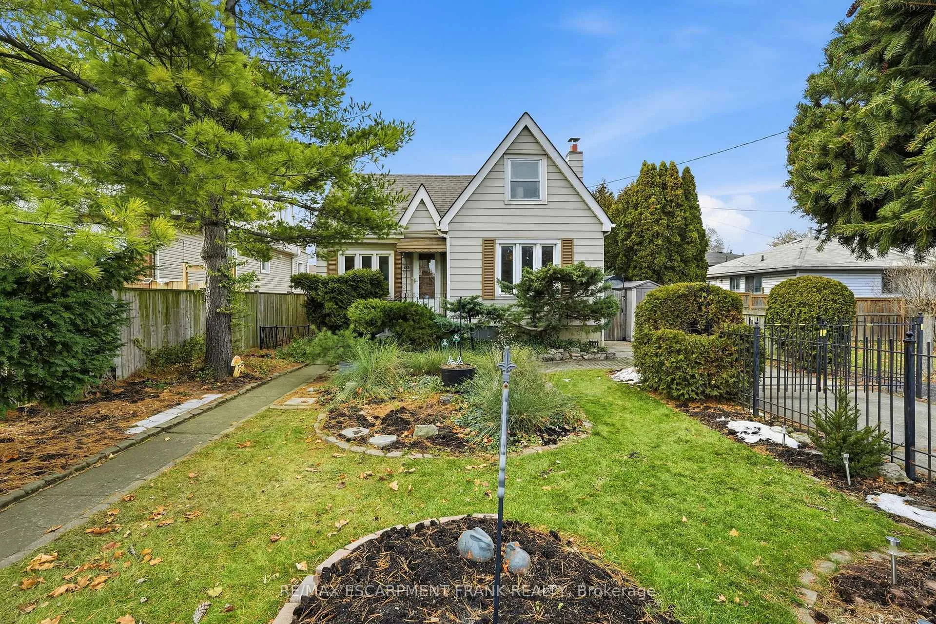 Photo 2 of 685 Dunn Avenue, Hamilton, Parkview — HOMEH