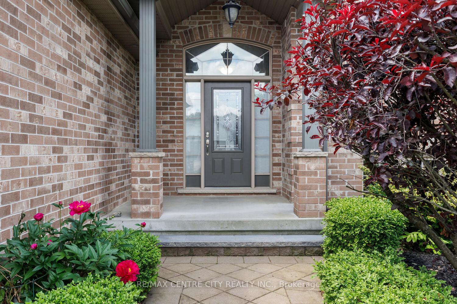 Photo 2 of 4 Ashby Crescent, Strathroy-Caradoc, SW — HOMEH