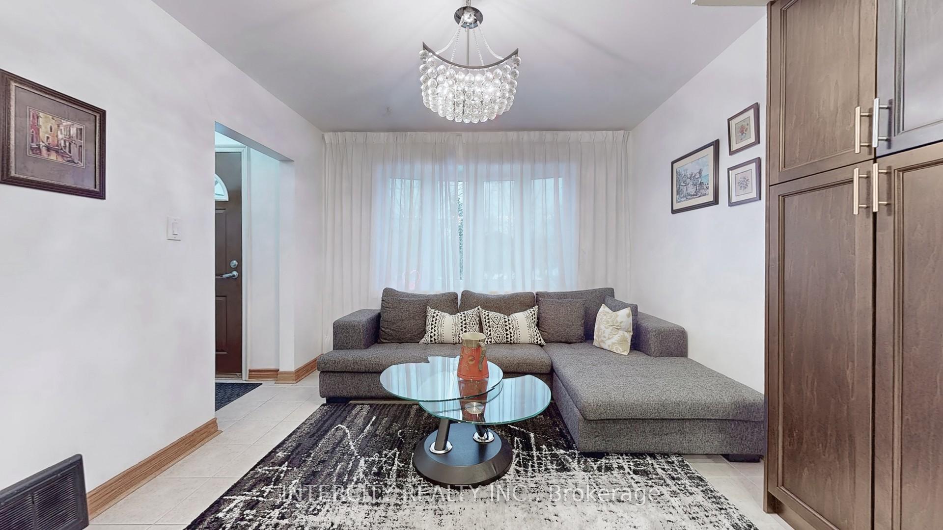 Photo 3 of 14 Bayard Avenue, Scarborough, Wexford-Maryvale — HOMEH