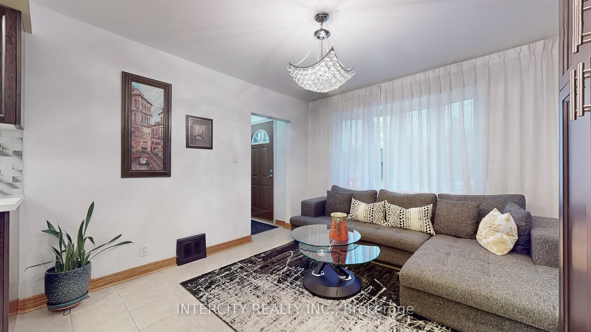Photo 4 of 14 Bayard Avenue, Scarborough, Wexford-Maryvale — HOMEH
