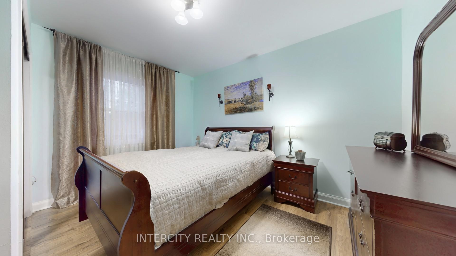 Photo 11 of 14 Bayard Avenue, Scarborough, Wexford-Maryvale — HOMEH