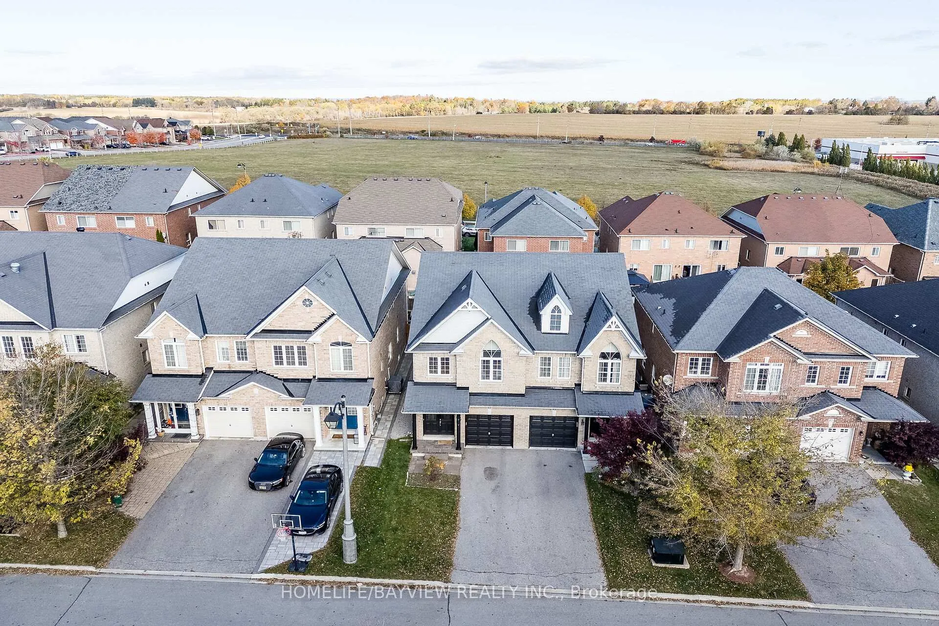 Photo 2 of 61 Four Seasons Crescent, Newmarket, Woodland Hill — HOMEH