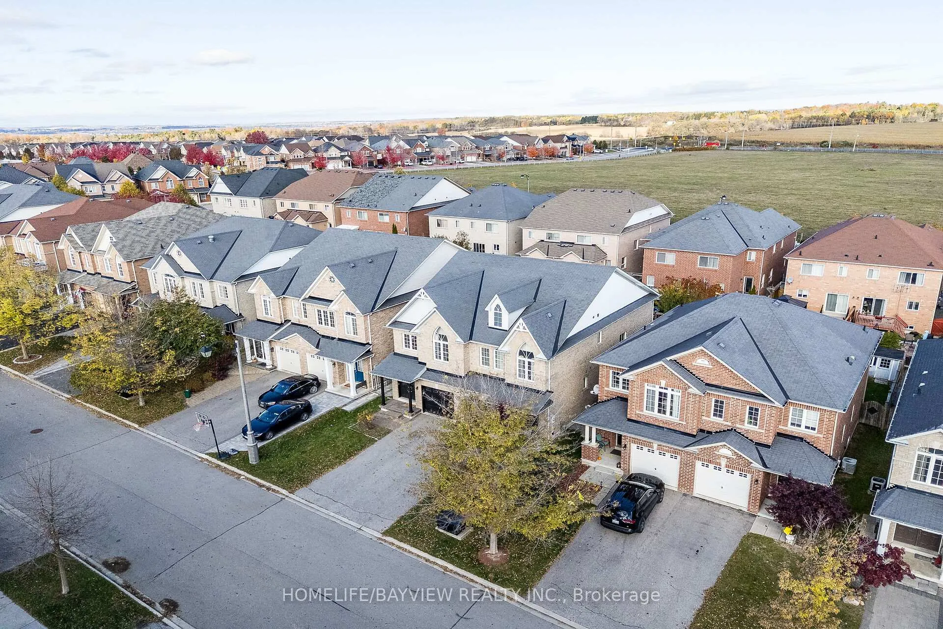 Photo 3 of 61 Four Seasons Crescent, Newmarket, Woodland Hill — HOMEH