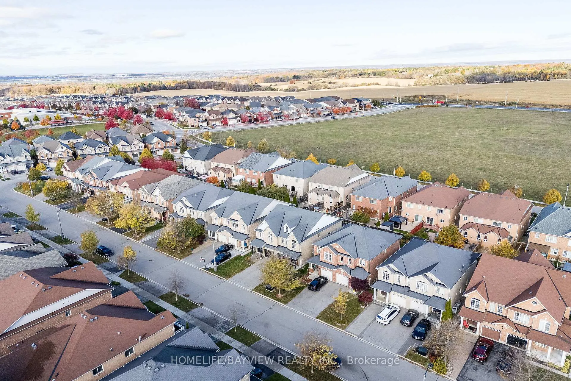 Photo 4 of 61 Four Seasons Crescent, Newmarket, Woodland Hill — HOMEH