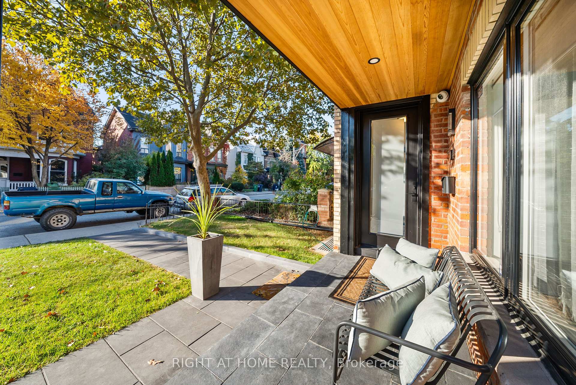 Photo 2 of 164 argyle Street, Toronto, Little Portugal — HOMEH
