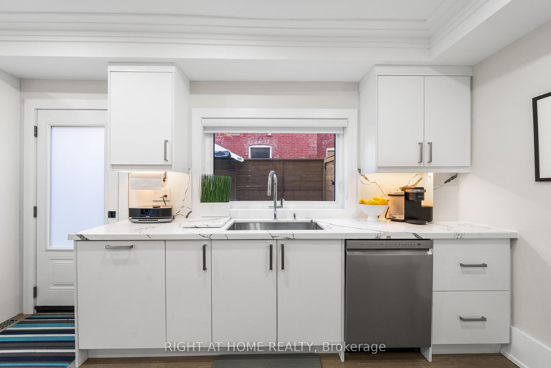 Photo 9 of 164 argyle Street, Toronto, Little Portugal — HOMEH